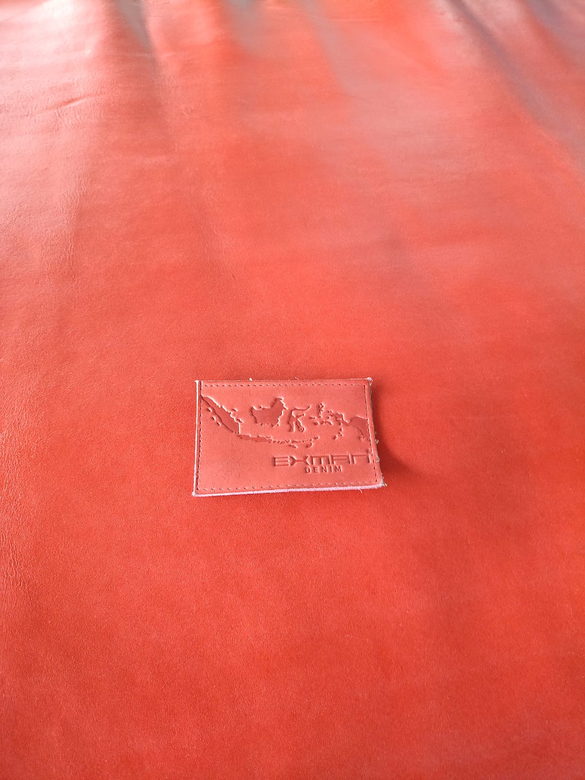 Finishing Emboss: Label kulit emboss EXIMEN DENIM