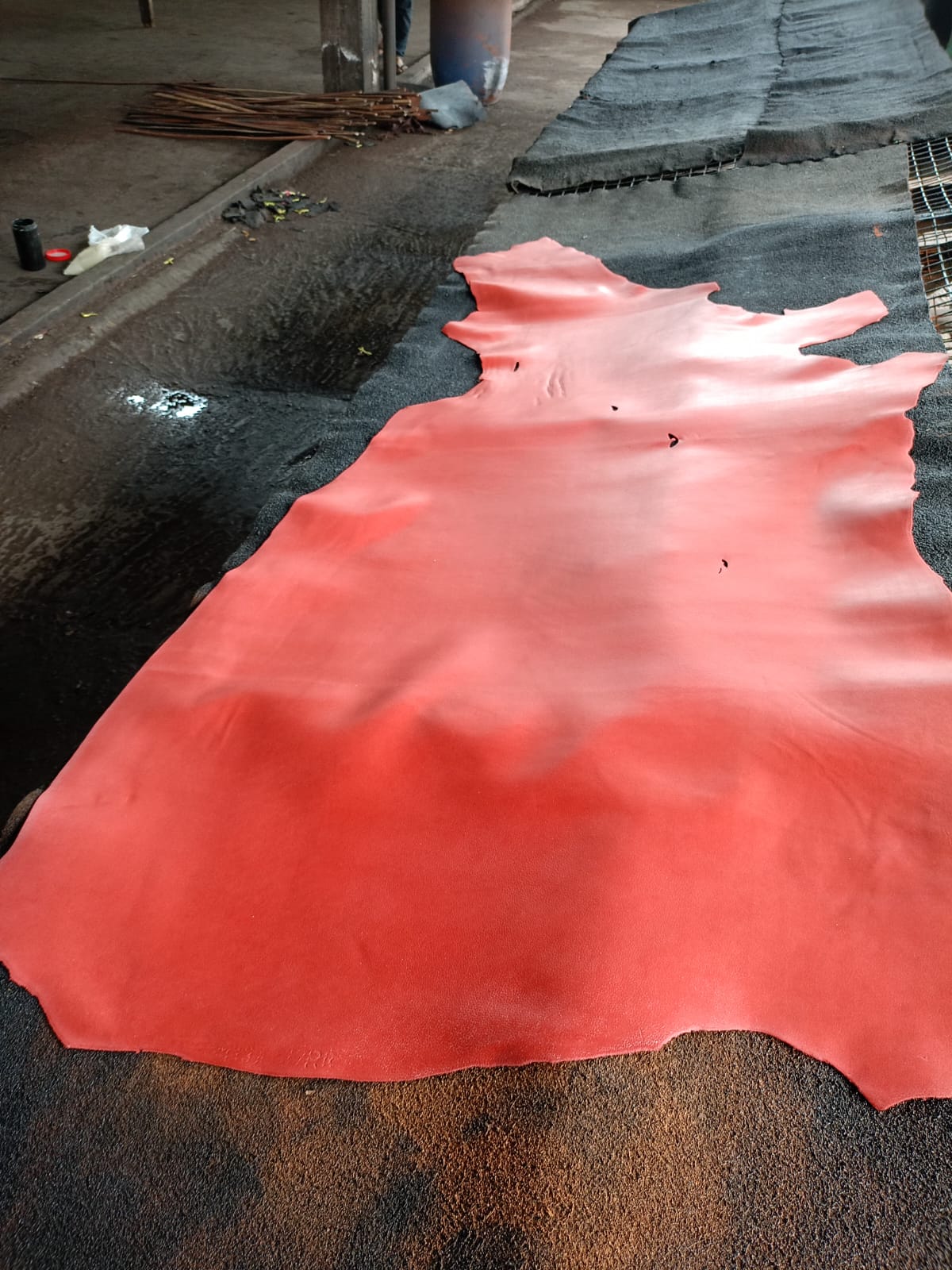 Area Produksi: Kulit merah muda proses finishing