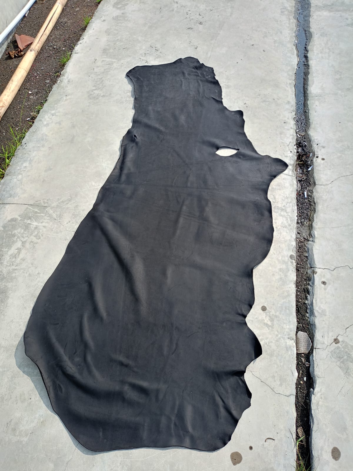Bahan Baku: Kulit hitam area curing