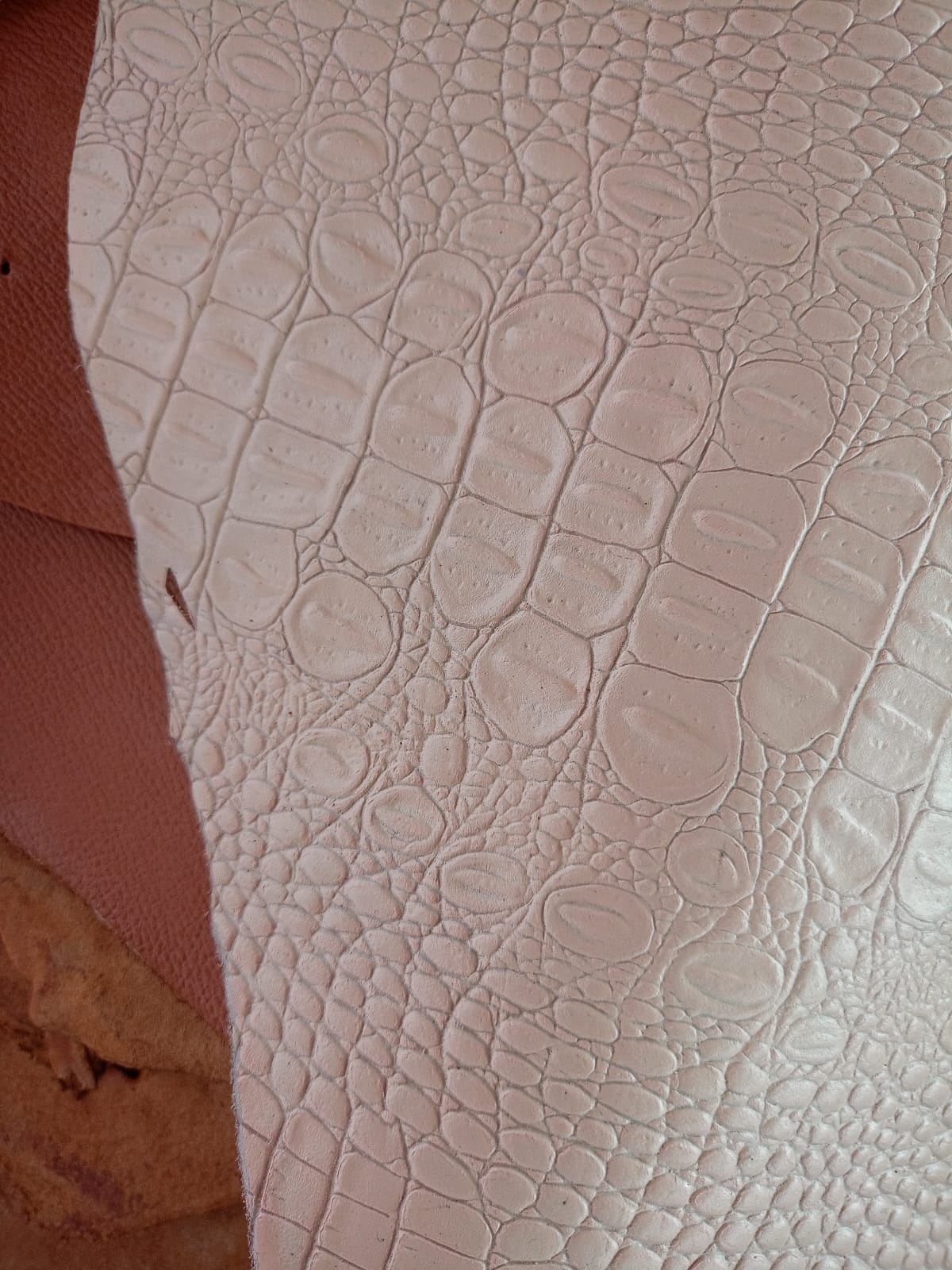 Tekstur Emboss: Pola croco kulit krem