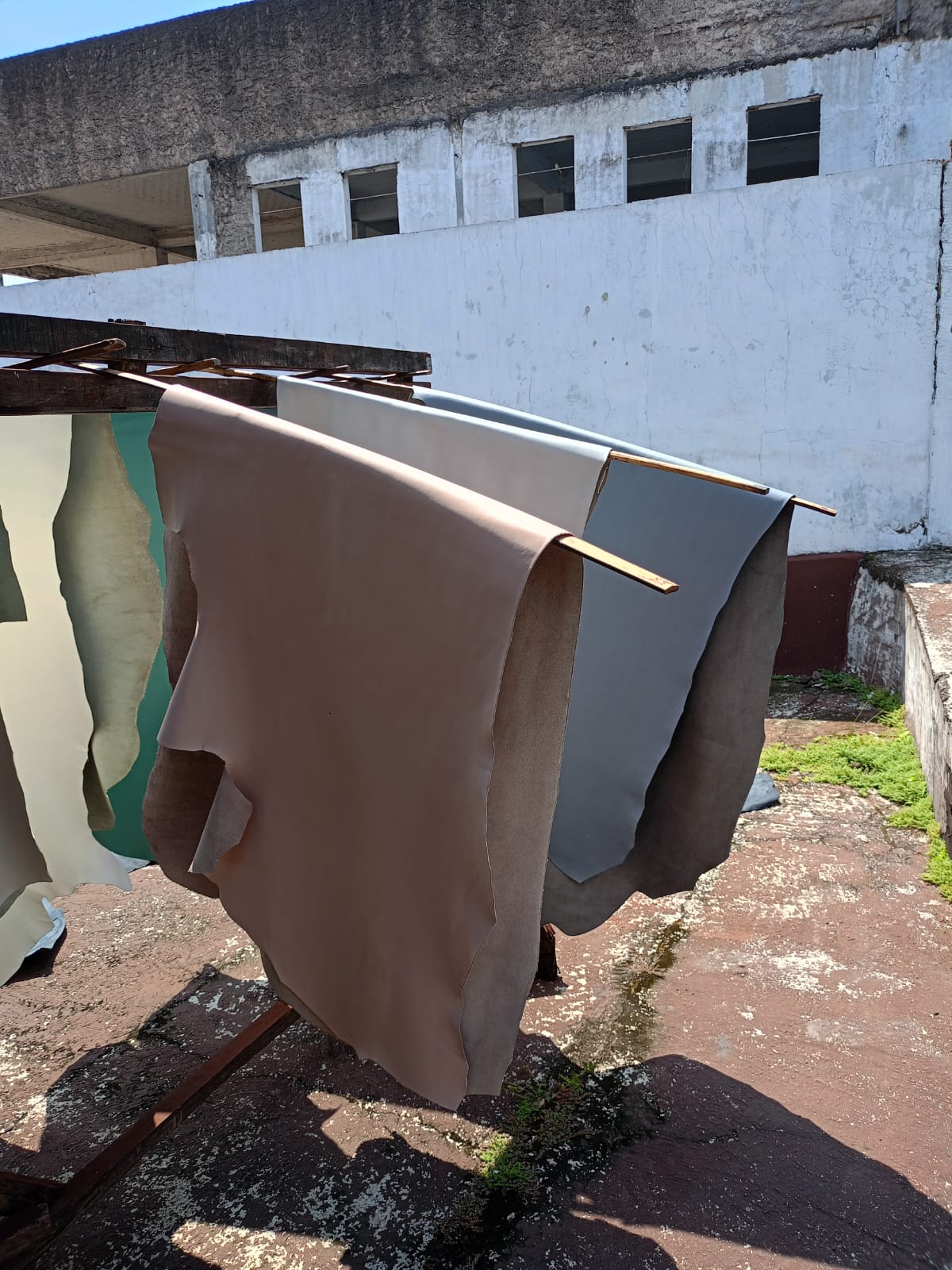 Pengeringan Outdoor: Kulit digantung area fasad